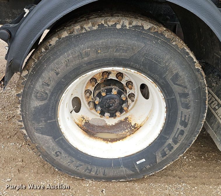 image for item EI3768 2003 International 7400 feed mixer truck