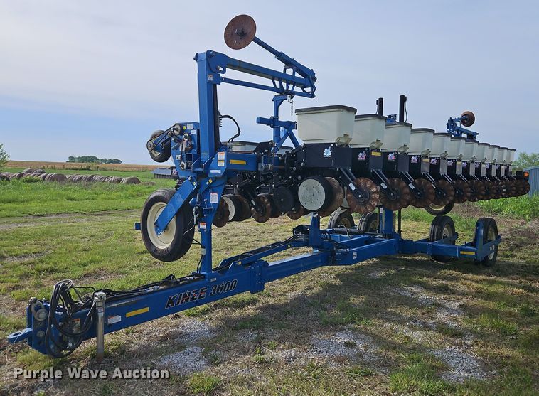 image for item EI3796 Kinze 3600 no-till planter