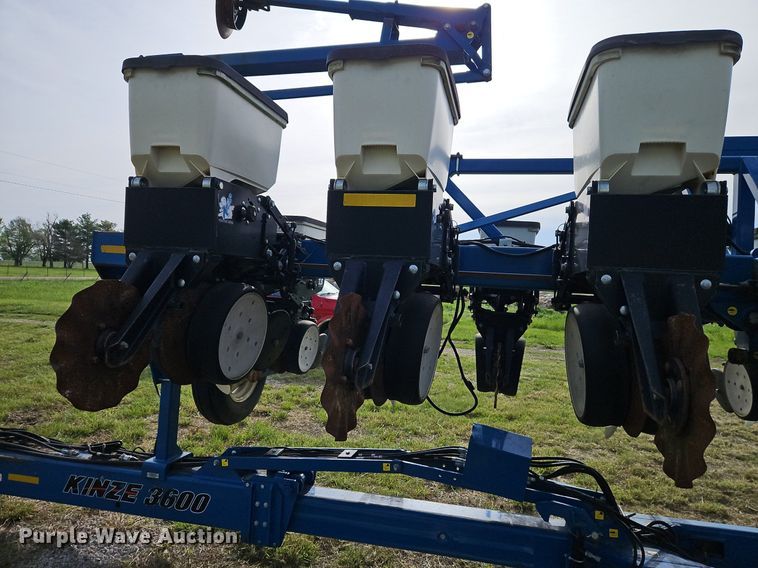image for item EI3796 Kinze 3600 no-till planter