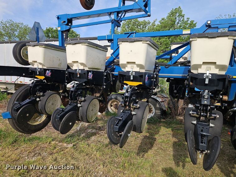 image for item EI3796 Kinze 3600 no-till planter
