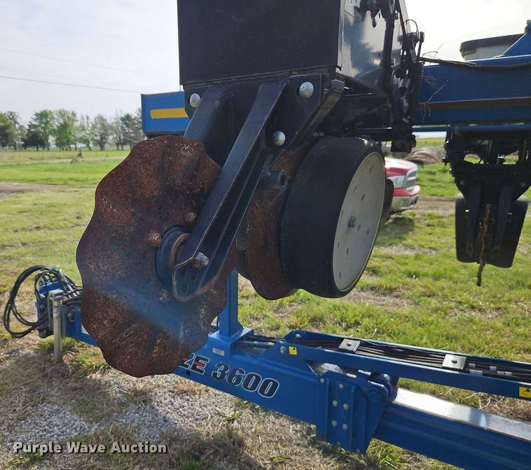 image for item EI3796 Kinze 3600 no-till planter
