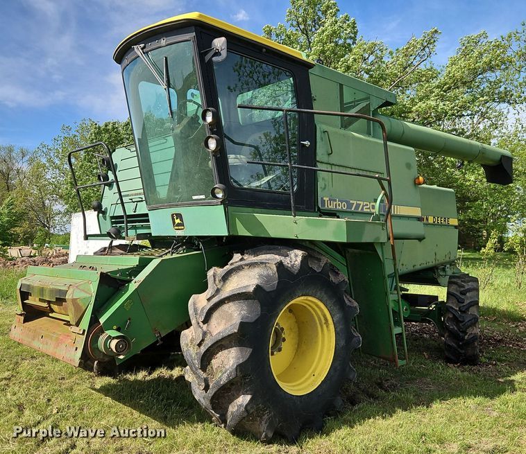 image for item EI3800 1982 John Deere 7720 RWA combine