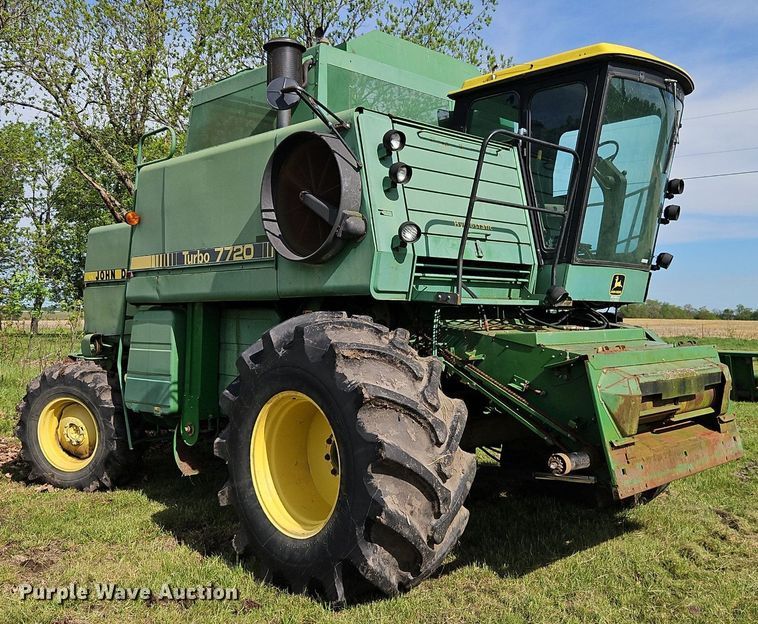 image for item EI3800 1982 John Deere 7720 RWA combine