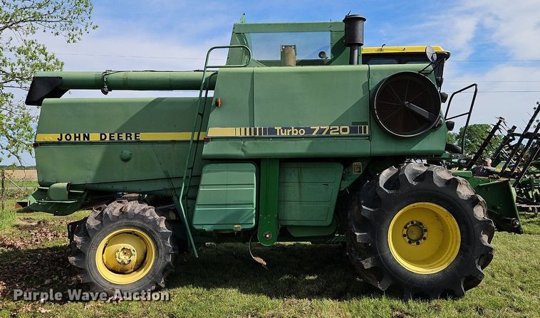 image for item EI3800 1982 John Deere 7720 RWA combine