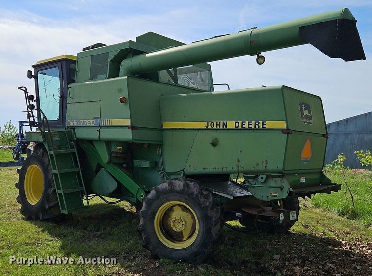 image for item EI3800 1982 John Deere 7720 RWA combine