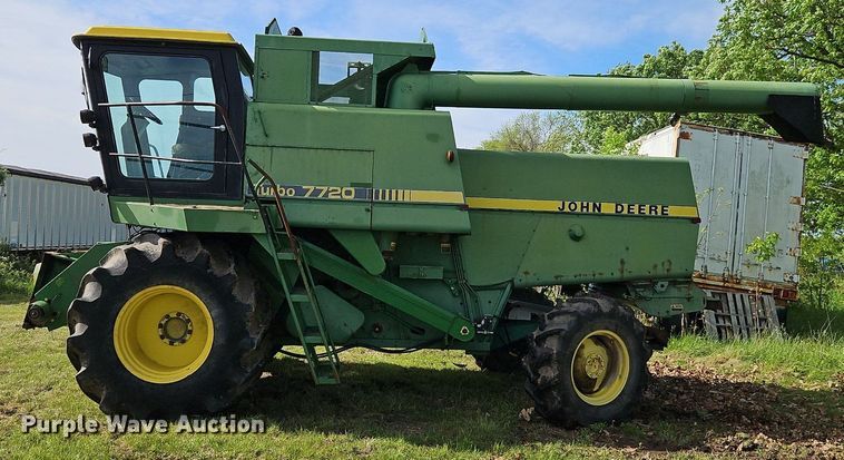 image for item EI3800 1982 John Deere 7720 RWA combine