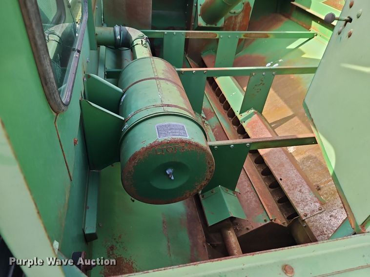 image for item EI3800 1982 John Deere 7720 RWA combine