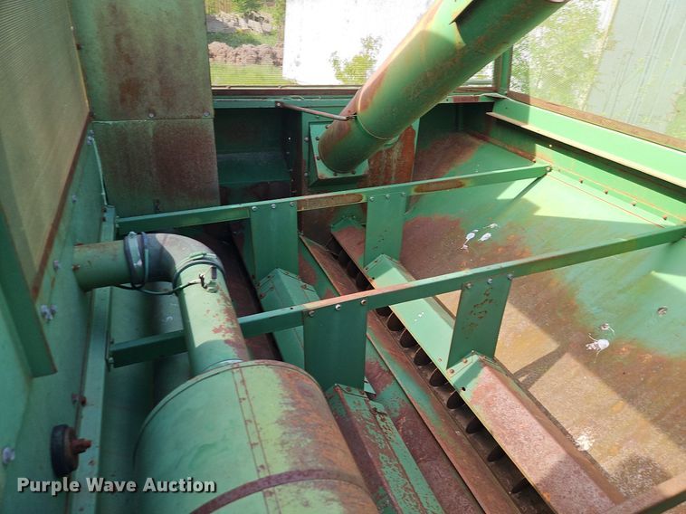 image for item EI3800 1982 John Deere 7720 RWA combine