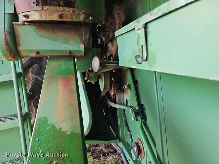 image for item EI3800 1982 John Deere 7720 RWA combine