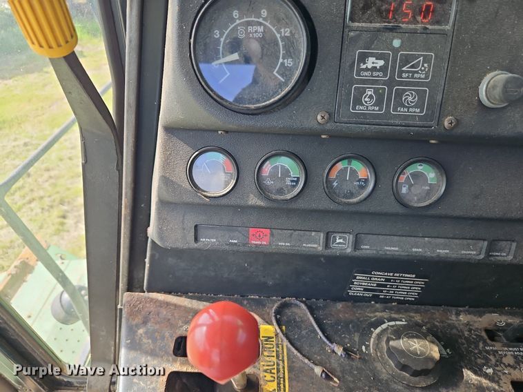 image for item EI3800 1982 John Deere 7720 RWA combine