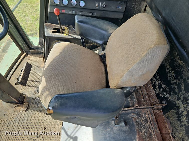 image for item EI3800 1982 John Deere 7720 RWA combine