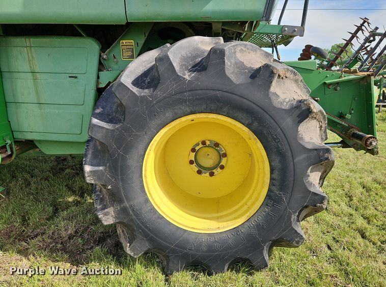 image for item EI3800 1982 John Deere 7720 RWA combine