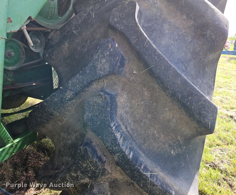 image for item EI3800 1982 John Deere 7720 RWA combine