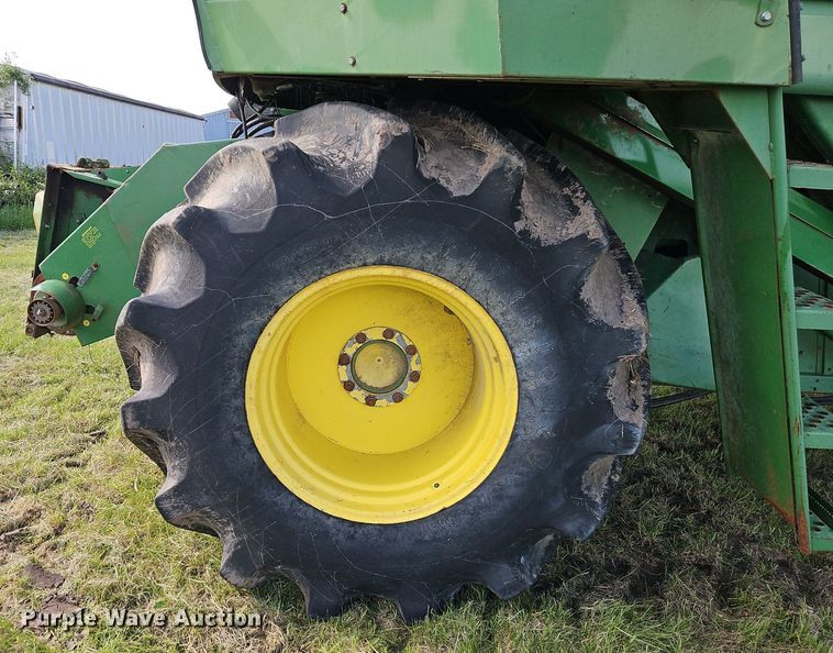 image for item EI3800 1982 John Deere 7720 RWA combine
