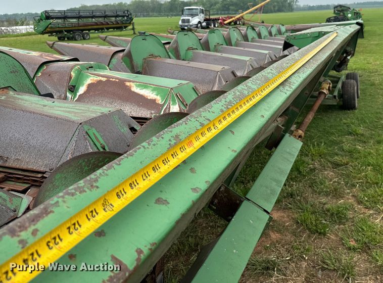 image for item EJ0530 John Deere corn head