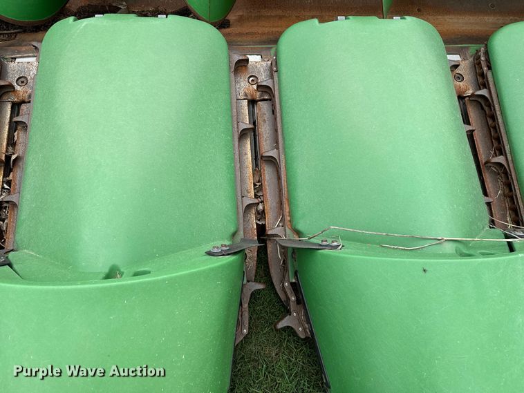 image for item EJ0531 2009 John Deere 612C corn head