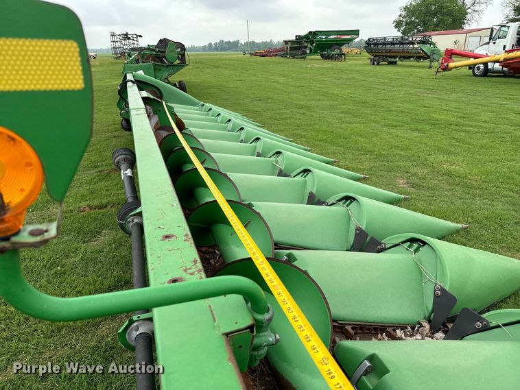 image for item EJ0531 2009 John Deere 612C corn head