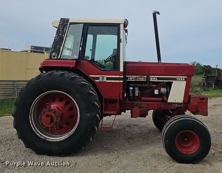 image for item EJ5365 International Harvester 1586 tractor