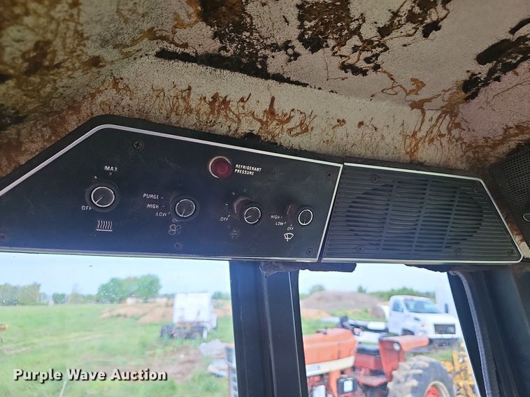 image for item EJ5365 International Harvester 1586 tractor