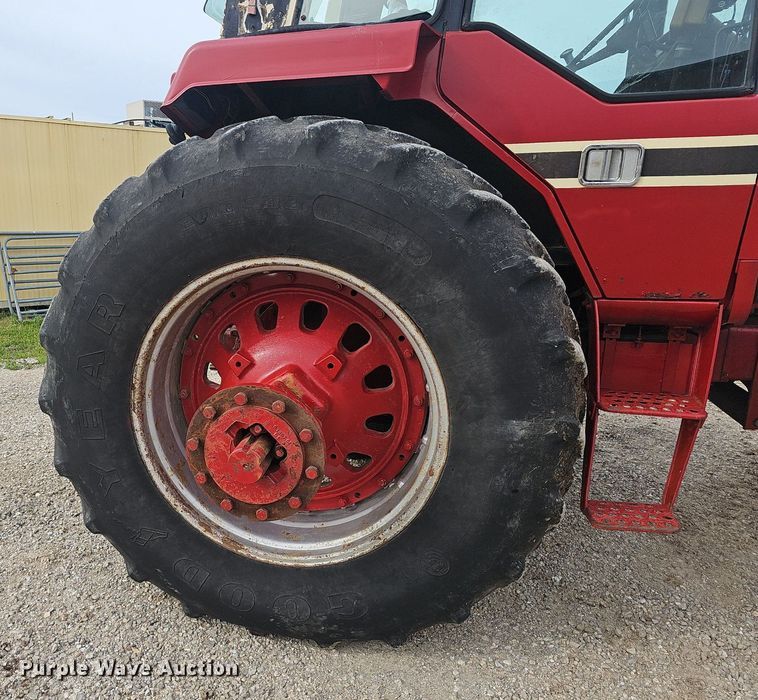 image for item EJ5365 International Harvester 1586 tractor