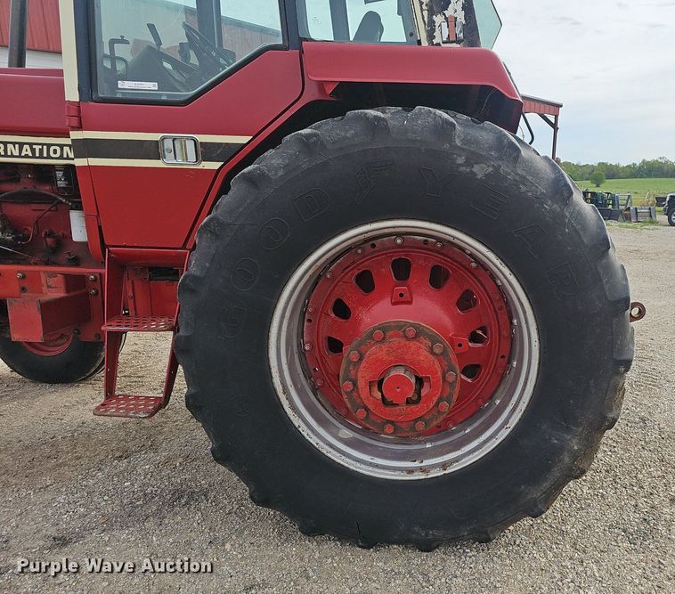 image for item EJ5365 International Harvester 1586 tractor