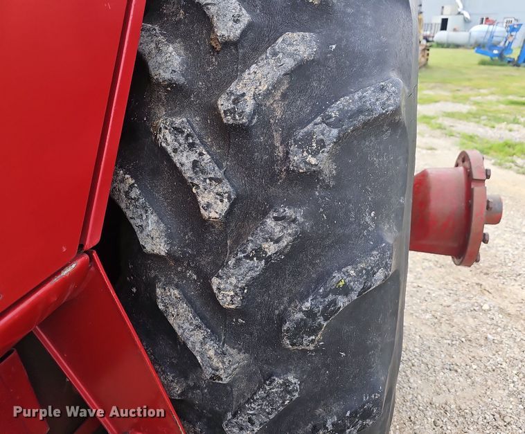 image for item EJ5365 International Harvester 1586 tractor