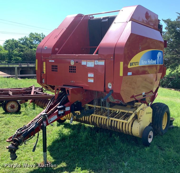image for item KX9991 2009 New Holland  BR7070 round baler