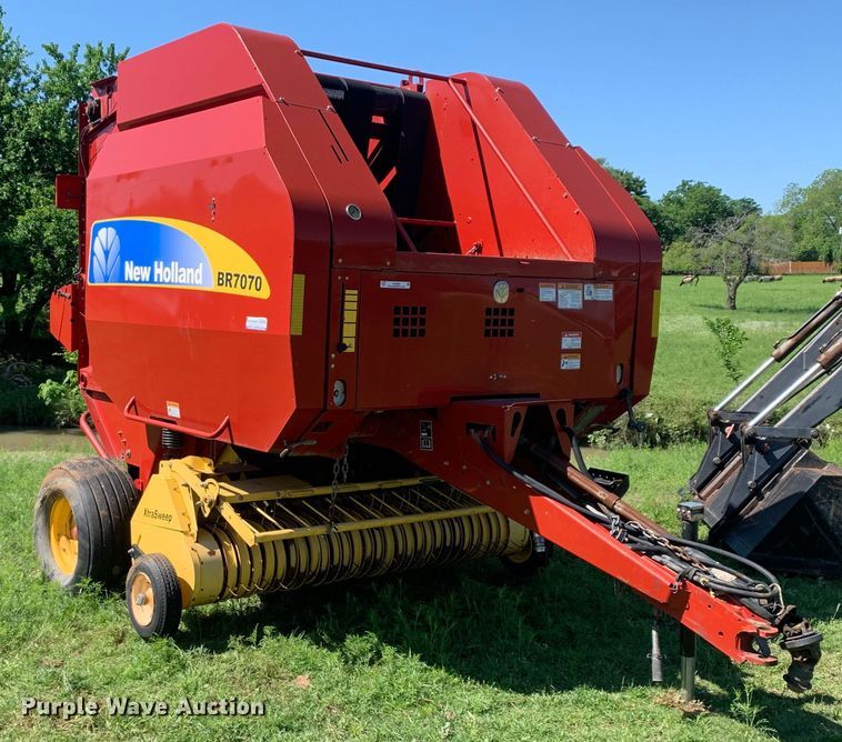 image for item KX9991 2009 New Holland  BR7070 round baler