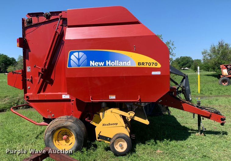 image for item KX9991 2009 New Holland  BR7070 round baler