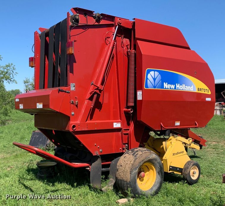 image for item KX9991 2009 New Holland  BR7070 round baler