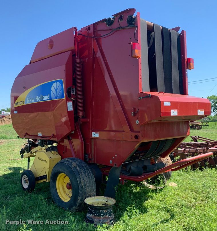image for item KX9991 2009 New Holland  BR7070 round baler