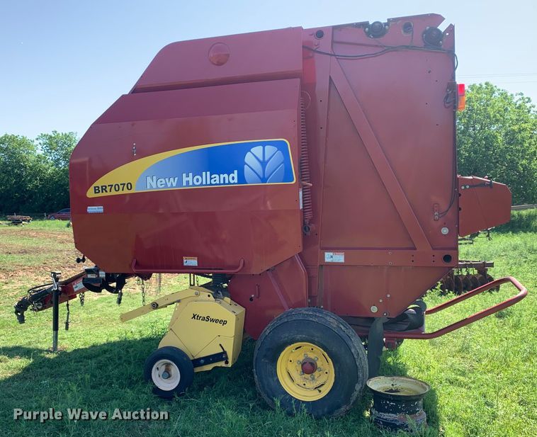 image for item KX9991 2009 New Holland  BR7070 round baler