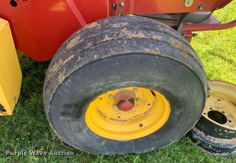 image for item KX9991 2009 New Holland  BR7070 round baler