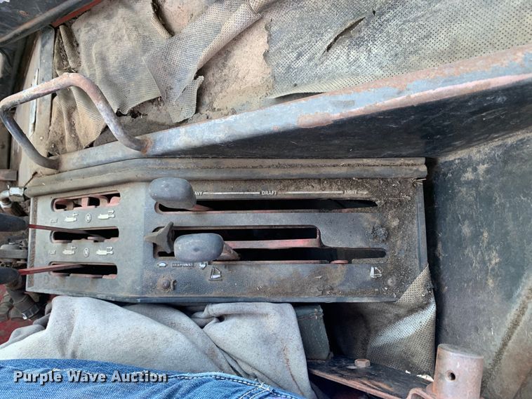 image for item KX9993 1977 International 1086 tractor