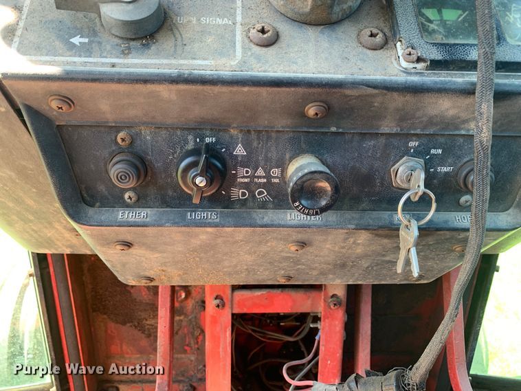 image for item KX9993 1977 International 1086 tractor