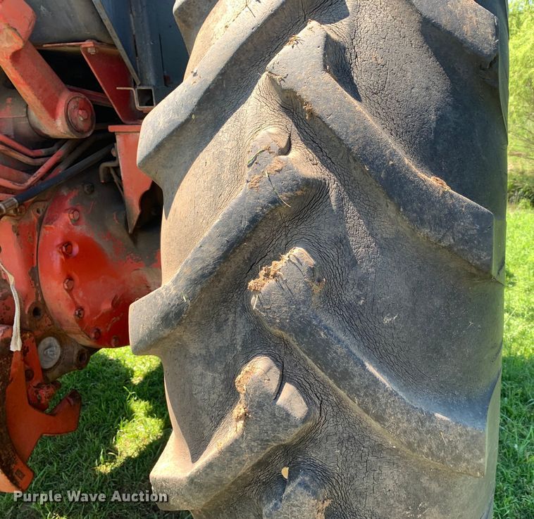 image for item KX9993 1977 International 1086 tractor