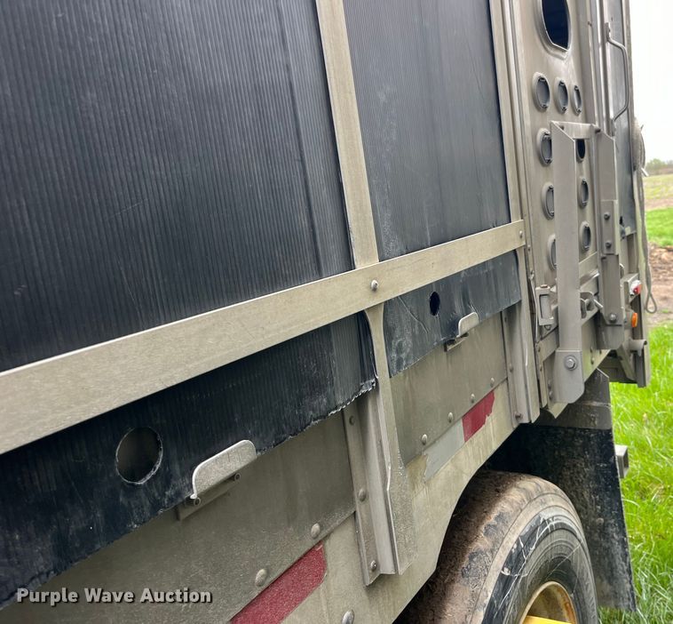 image for item LD9438 2006 EBY livestock trailer