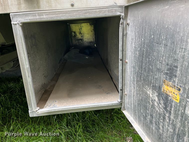 image for item LD9438 2006 EBY livestock trailer