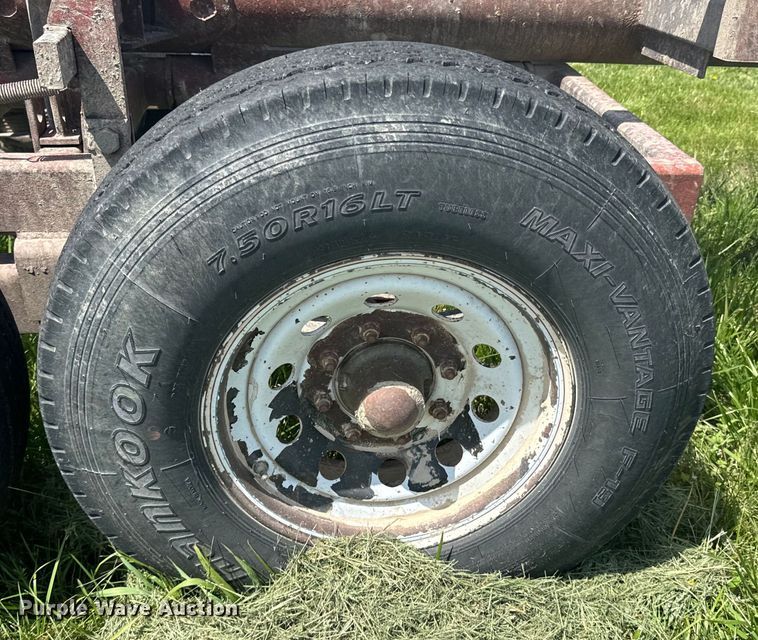 image for item ND9281 King hay bale trailer