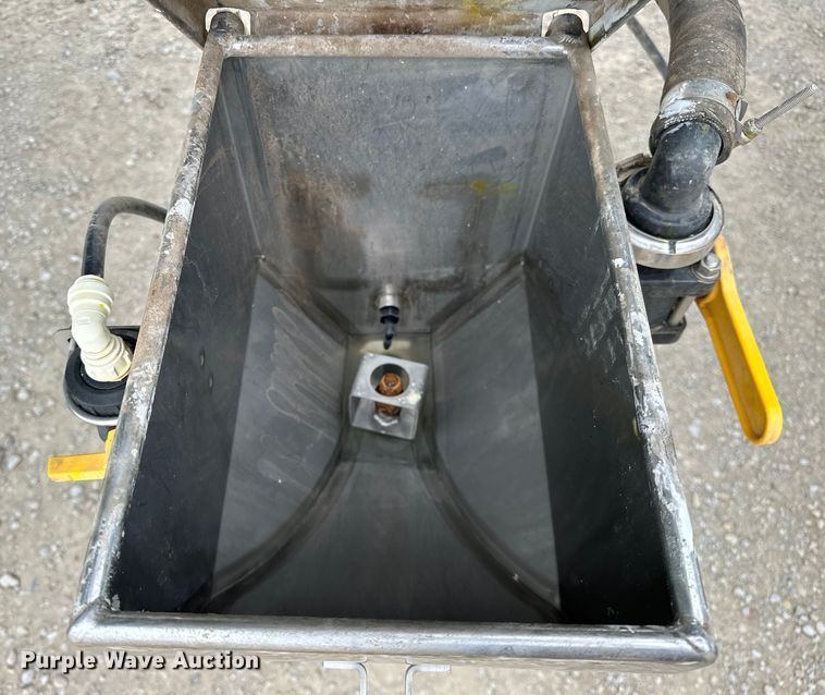 image for item NR9801 2013 John Deere 4940 sprayer