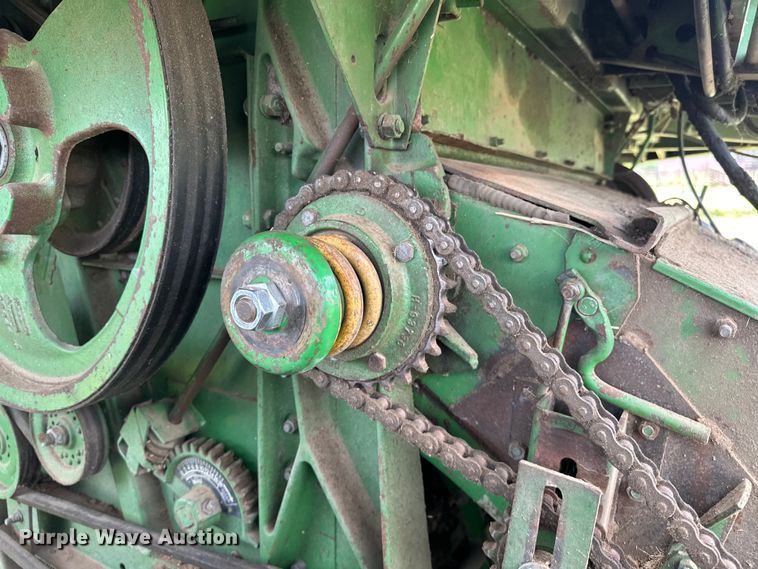 image for item NR9822 1980 John Deere  6620 Turbo combine