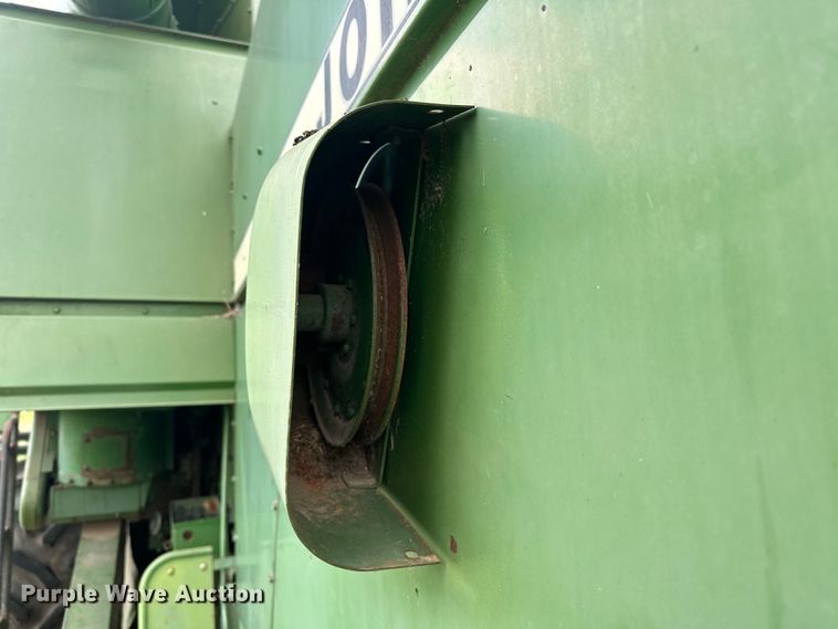 image for item NR9822 1980 John Deere  6620 Turbo combine