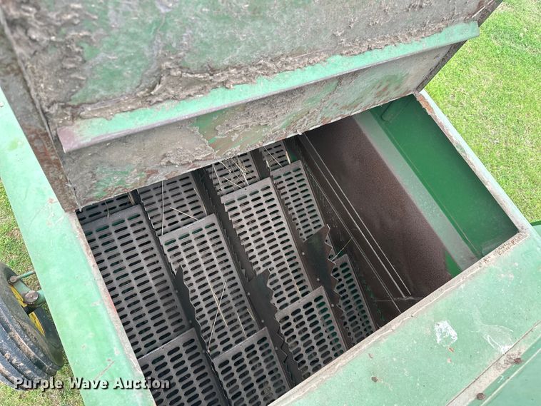 image for item NR9822 1980 John Deere  6620 Turbo combine