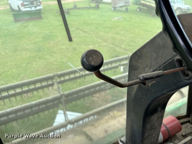 image for item NR9822 1980 John Deere  6620 Turbo combine