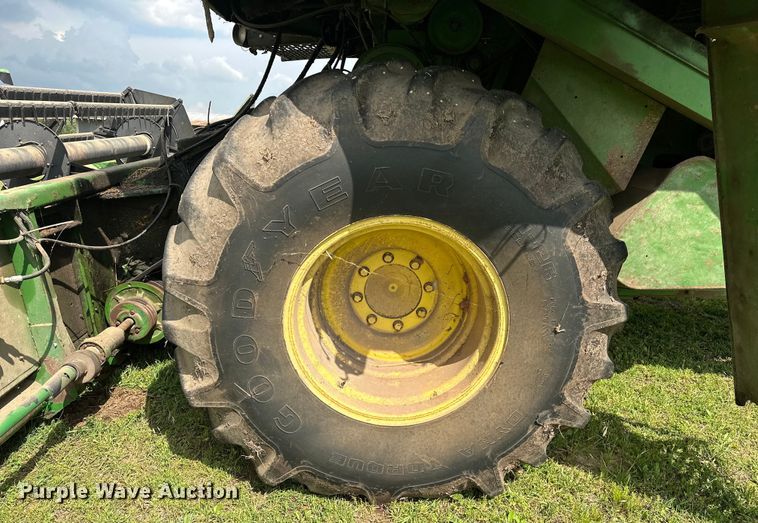 image for item NR9822 1980 John Deere  6620 Turbo combine