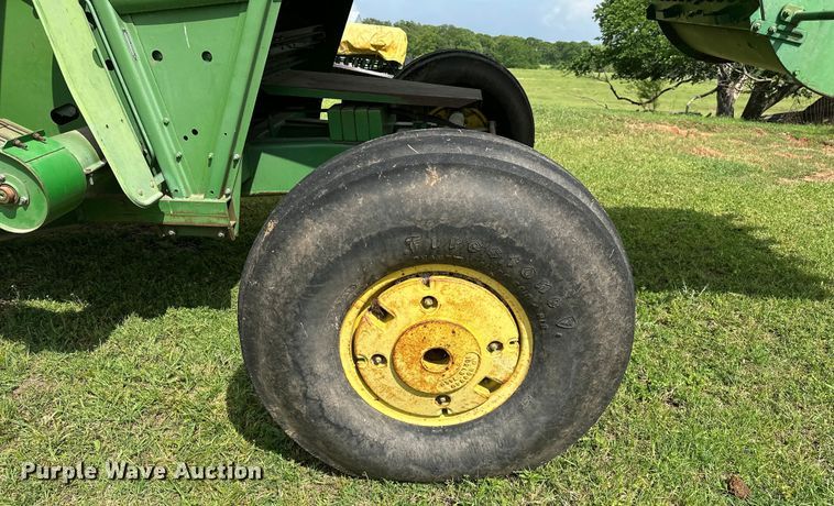 image for item NR9822 1980 John Deere  6620 Turbo combine