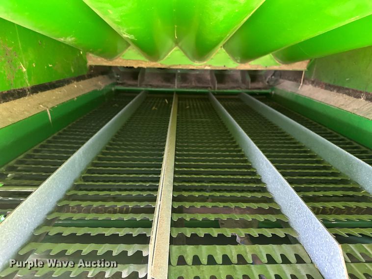 image for item NR9823 1987 John Deere 6620 Titan II RWA combine