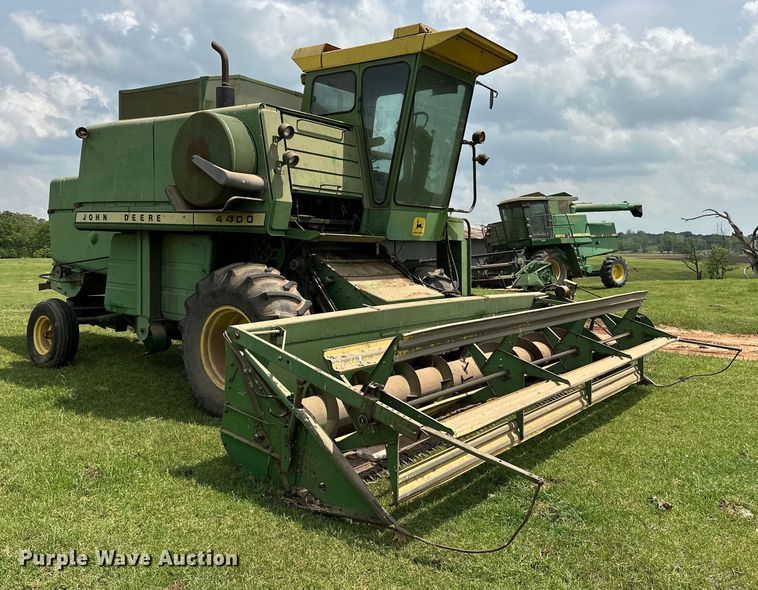 image for item NR9824 John Deere 4400 combine