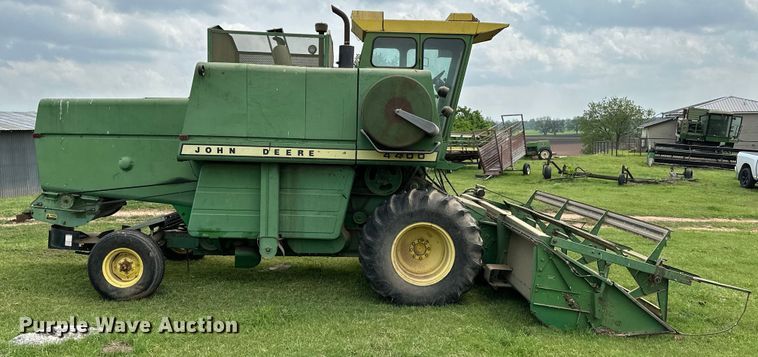 image for item NR9824 John Deere 4400 combine