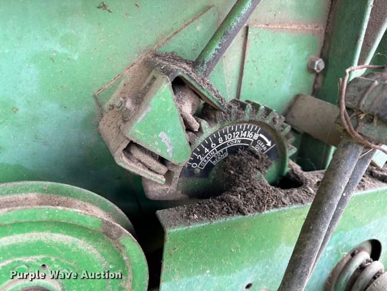 image for item NR9824 John Deere 4400 combine